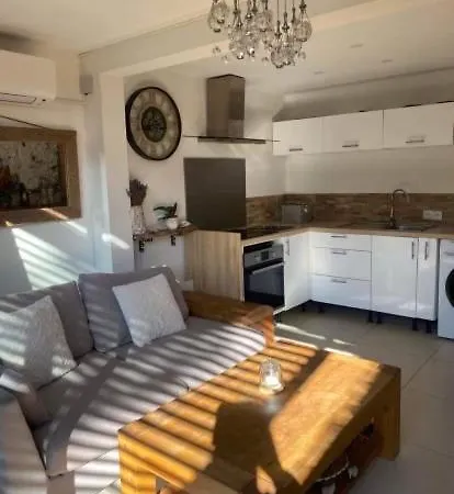 Appartamento Superbe 2 Pieces Avec Piscine Et Parking, Proche De La *