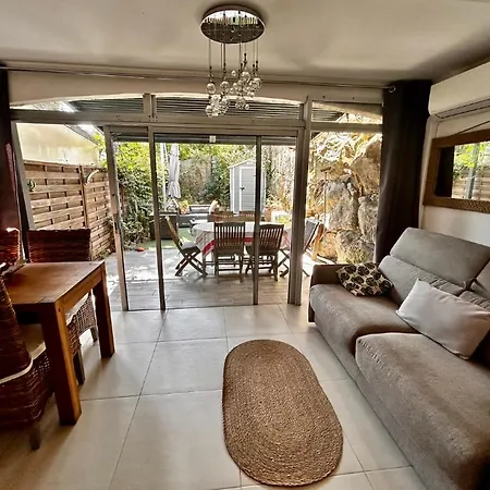 Superbe 2 Pieces Avec Piscine Et Parking, Proche De La