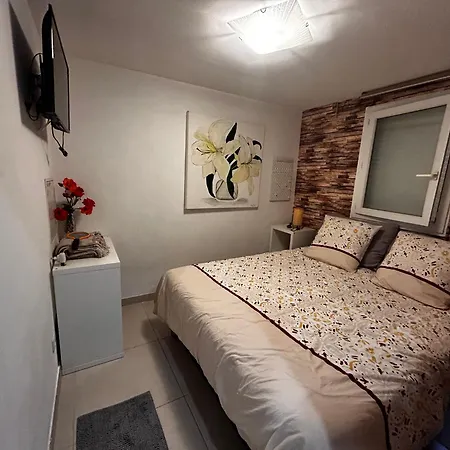 Appartamento Superbe 2 Pieces Avec Piscine Et Parking, Proche De La *
