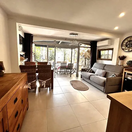 Superbe 2 Pieces Avec Piscine Et Parking, Proche De La *